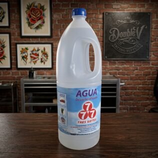 Agua desionizada Tres Sietes 4L, para limpieza por ultrasonidos de instrumental de tatuaje